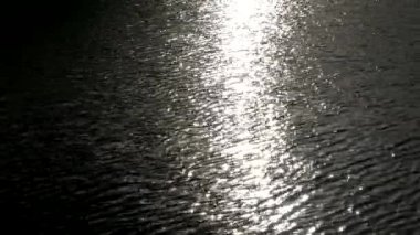 Akşamları gün batımının yansımaları suya yansıyor