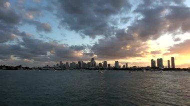 Akşamları Miami 'nin ufuk çizgisinde güzel bir akşam manzarası