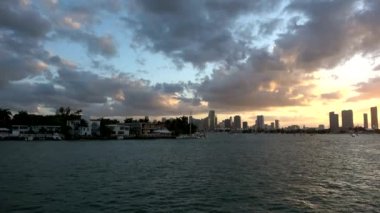 Akşamları Miami 'nin ufuk çizgisinde güzel bir akşam manzarası