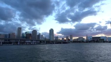 Etkileyici Miami Şehir Merkezi Akşamları gökyüzü