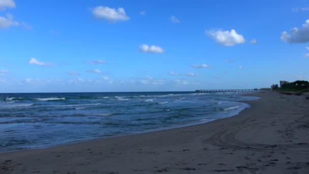 Hermosa playa vacía en la carroña - tiro de la noche — Vídeos de Stock