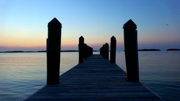 Kleine pier in de avond — Stockvideo