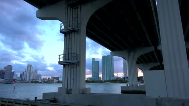마이애미 해변에서 마이애미까지 이어지는 Mc Arthur Causeway Bridge — 비디오