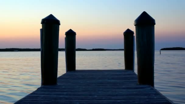 Kleine Seebrücke am Abend — Stockvideo