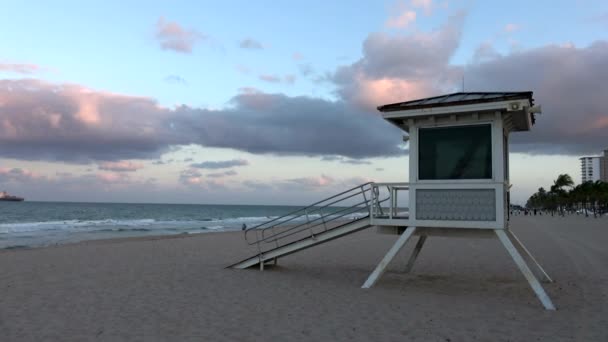 Kisebb mentőház este Lauderdale Beach-en — Stock videók