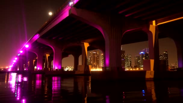 McArthur Causeway van Miami naar Miami Beach 's nachts verlicht — Stockvideo