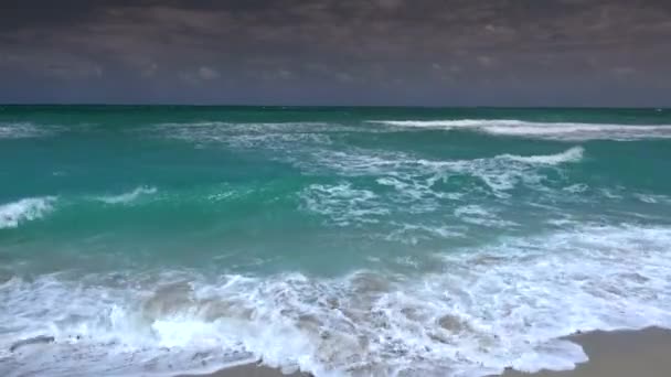 Verse turquoise zeewater in het Caribisch gebied — Stockvideo