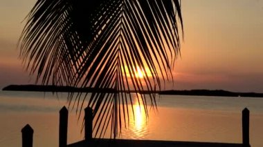 Keys 'te bir cennet koyunda romantik günbatımı