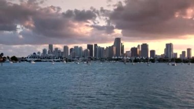 Akşamları Miami 'nin ufuk çizgisinde güzel bir akşam manzarası