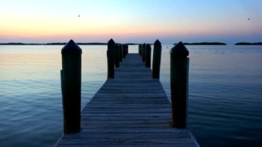 Akşamları sakin bir denizde Güzel bir iskele