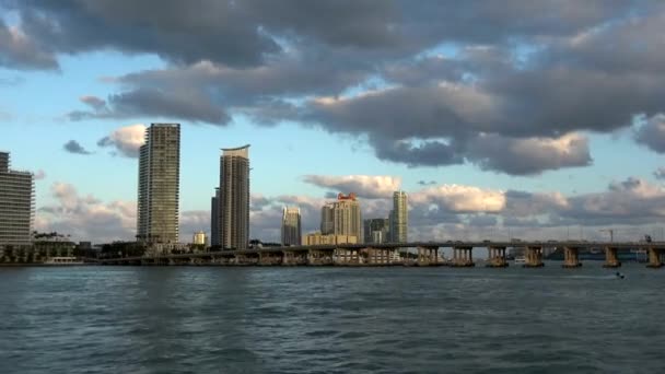 De Skyline van Miami Beach in de namiddag — Stockvideo