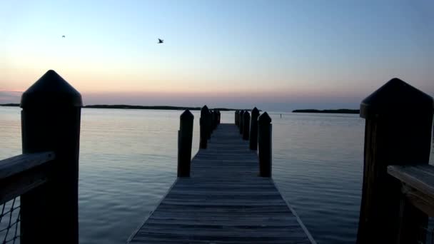 Prachtige pier in de avond aan een rustige zee — Stockvideo