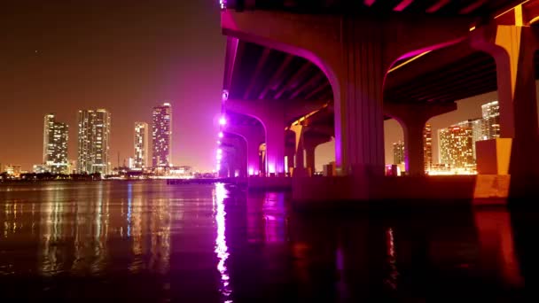 Čas zániku záběr Mc Arthur lávku mostu na Miami Beach, v noci - Miami Timelapse 4k - Miami, Florida - 10 dubna 2016 — Stock video