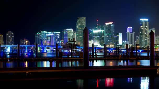 Time lapse shot del colorato Miami Skyline di notte - Miami Timelapse 4k - MIAMI, FLORIDA - 10 APRILE 2016 — Video Stock