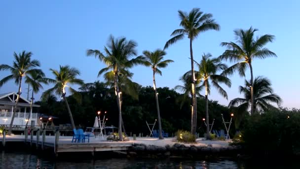 Gün batımından sonra Paradise Bay - çok romantik bir yer. — Stok video