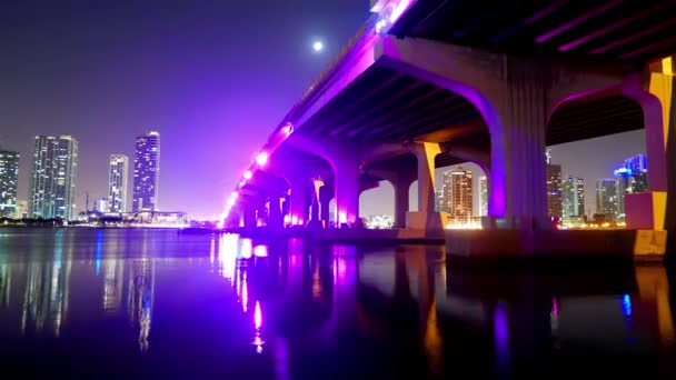 Zeitraffer-Aufnahme der mc arthur causeway bridge zum miami beach bei Nacht - miami timelapse 4k - miami, florida - 10. april 2016 — Stockvideo