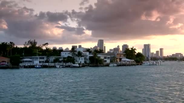 Прекрасный вечерний вид на горизонт Майами вечером — стоковое видео