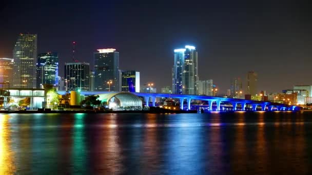 Tijd lapse shot van de kleurrijke Miami Skyline bij nacht - Miami Timelapse 4k - Miami, Florida - 10 April 2016 — Stockvideo