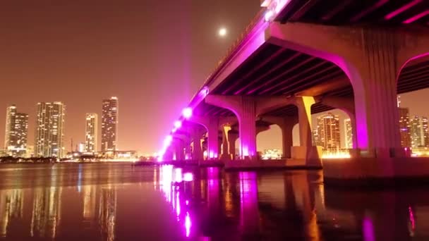 Tijd lapse shot van de Mc Arthur Causeway brug naar Miami Beach's nachts - Miami Timelapse 4k-Miami, Florida - 10 April 2016 — Stockvideo