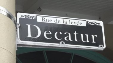 New Orleans 'ta Decatur Caddesi.