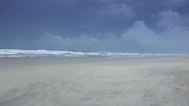 Yağmurlu bir günde boş kumlu sahil - Atlantik Okyanusu