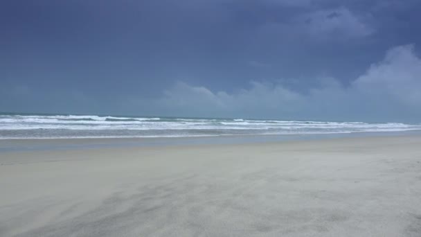 Leeg zandstrand op een regenachtige dag - Atlantische Oceaan — Stockvideo