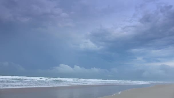 Leeg zandstrand op een regenachtige dag - Atlantische Oceaan — Stockvideo