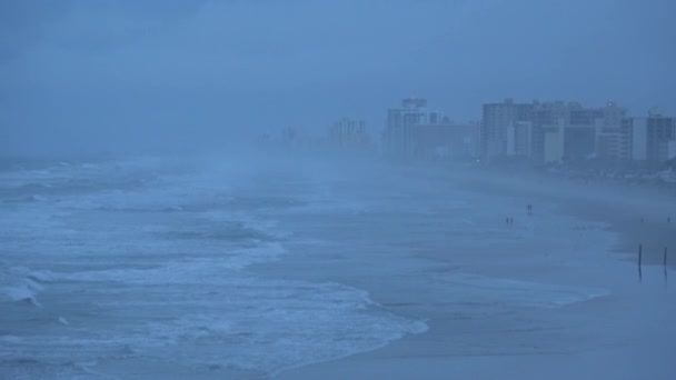 大唐那海滩在一个恶劣的雨天 — 图库视频影像