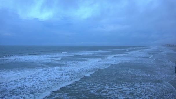 大唐那海滩在一个恶劣的雨天 — 图库视频影像