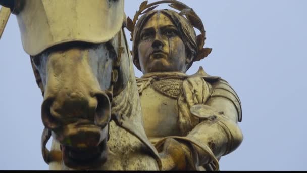 Gouden beeld van Maid of Orleans Joan D Arc - in New Orleans — Stockvideo