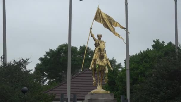 Złoty posąg panny Orleanu Joan D Arc - w Nowym Orleanie — Wideo stockowe