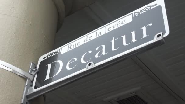 Street sign Decatur street in New Orleans — Stock Video