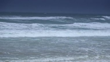 Okyanus dalgaları üzerinde boş bir plaj