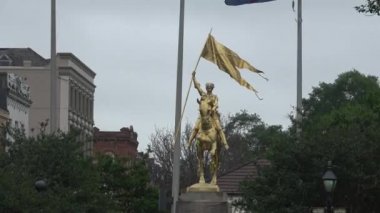 Orleans Bakiresi Joan D Arc 'ın New Orleans' taki altın heykeli.