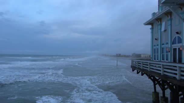 Daytona Pier на пляже Daytona вечером — стоковое видео