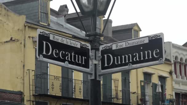 Straatborden Decatur straat en Dumaine straat in New Orleans — Stockvideo