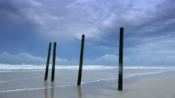 Océano Altlántico con una playa de arena vacía — Vídeos de Stock