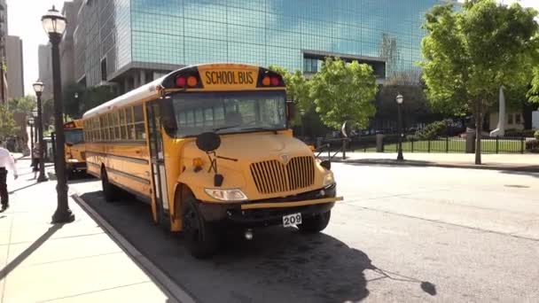 Školní Autobus Projíždí Centrem Atlanty Atlanta Georgia 2016 — Stock video