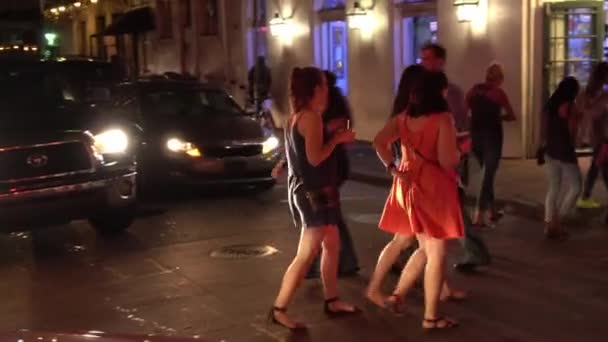 Κορίτσια Που Διασκεδάζουν Στο Bourbon Street French Quarter Της Νέας — Αρχείο Βίντεο