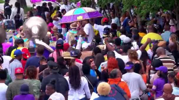 Veel Mensen Vieren Feest Straat Franse Wijk New Orleans Nieuwe — Stockvideo