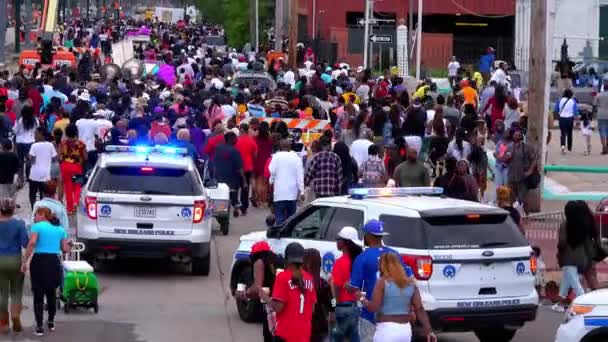 Banyak Orang Havinng Pesta Jalan Jalan French Quarter New Orleans — Stok Video