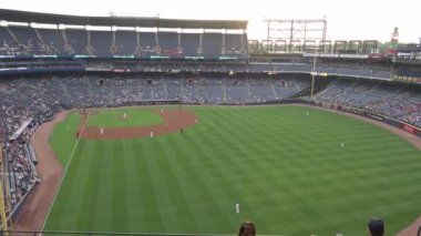 Kalabalık Turner Field beyzbol stadyumu - Atlanta, ABD - 10 Haziran 2016 