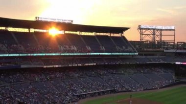 Kalabalık Turner Field beyzbol stadyumu - Atlanta, ABD - 10 Haziran 2016 