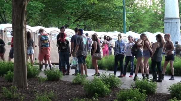 Menschen Warten Auf Toiletten Beim Musikfestival Atlanta Georgien April 2016 — Stockvideo