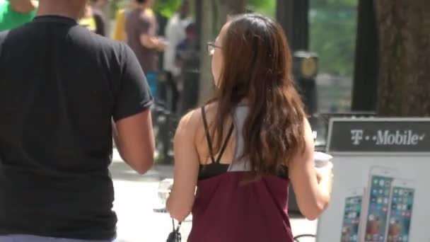 Pessoas Andando Peachtree Street Atlanta Midtown Atlanta Georgia Abril 2016 — Vídeo de Stock