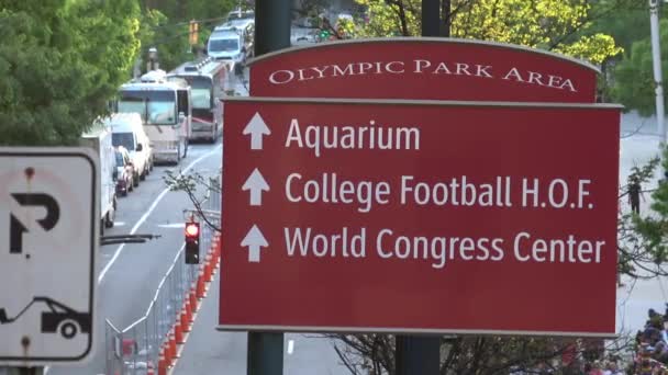 位于亚特兰大 亚特兰大 乔治亚州亚特兰大 2016年4月22日奥林匹克公园区的佐治亚州水族馆方向标志 — 图库视频影像
