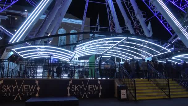 Iluminado Atlanta Skyview Ferris Rueda Centro Atlanta Georgia Abril 2016 — Vídeo de stock