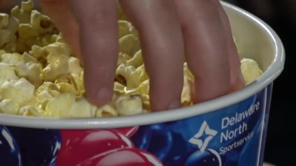 Popcorn Megragadása Fogyasztása Egy Baseball Stadionban Atlanta Georgia Április 2016 — Stock videók