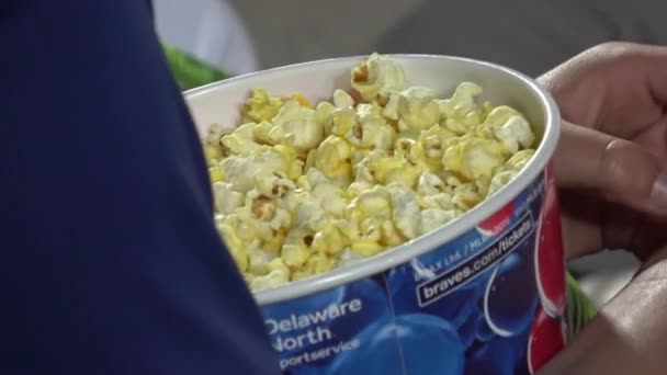 Popcorn Megragadása Fogyasztása Egy Baseball Stadionban Atlanta Georgia Április 2016 — Stock videók