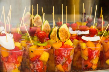 Bir fincan meyve - meyve kokteyli gitmek için karışık.